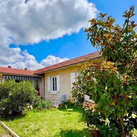 House With Large Garden Ferienhaus