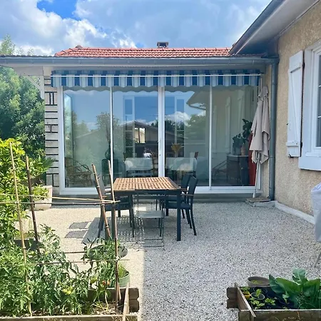 House With Large Garden Ferienhaus